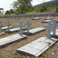 Polskie groby na cmentarzu przy kościele.