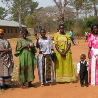 Przed kaplicą po niedzielnej mszy.