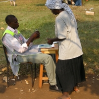 Osoby biorące udział w wyborach były oznaczane trudno zmywalnym pisakiem.