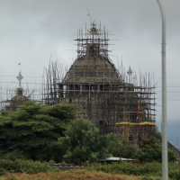 Rusztowania sprawiają wrażenie jakby miały się w każdej chwili zawalić.