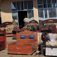 Meble są bardzo okazałe.