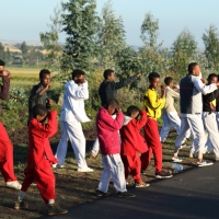 Ćwiczenia na poboczu szosy.