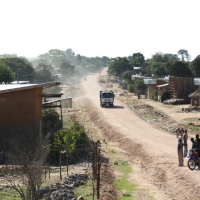 Największym utrapieniem na drodze gruntowej jest kurz.