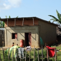 Na koniec ściane są pokrywane gliną.