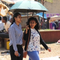 Parasol najczęściej służy do osłony przed słońcem.