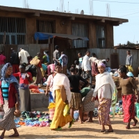Wszędzie na ulicach pełno ludzi.
