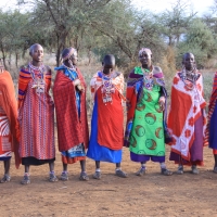 Masajki w tradycyjnych strojach.