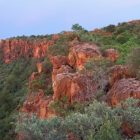 Zbocza Waterbergu o wschodzie słońca.
