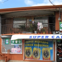 Sporo sklepów jest zakratowanych.