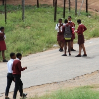 Uczniowie noszą eleganckie mundurki.