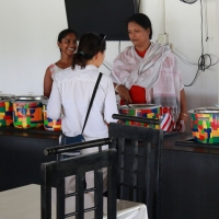 Nawet garnki w restauracji są kolorowe.