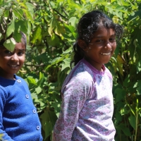 Dzieci chętnie i z uśmiechem pozują do fotografii.