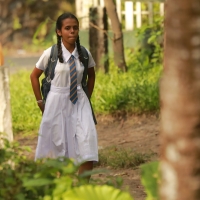 Uczennica wracająca ze szkoły.