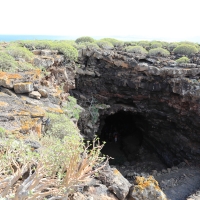 Wejście do jaskini lawowej Cueva de Los Verdes.